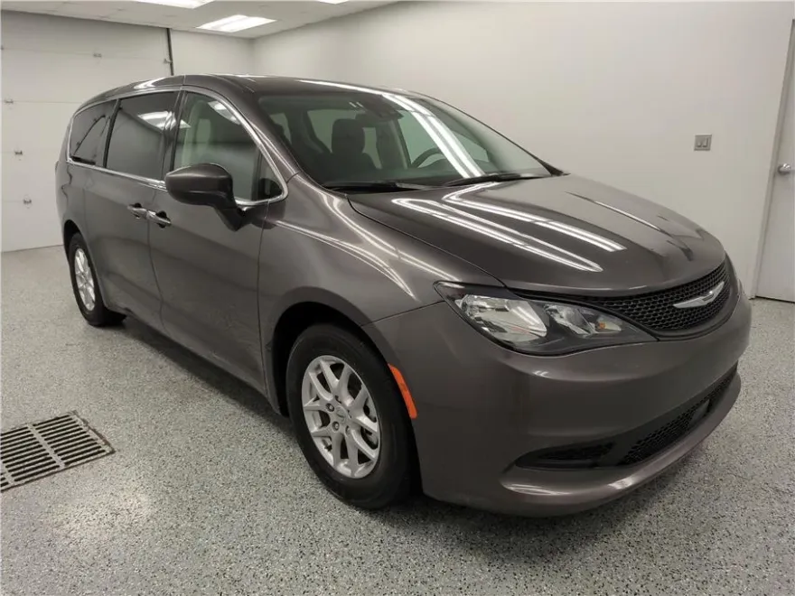 2023 Chrysler Voyager LX photo 1