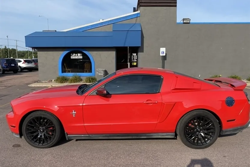 2012 Ford Mustang V6 Premium photo 1
