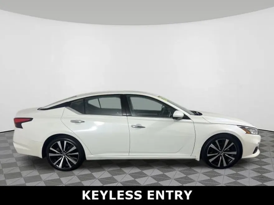 2020 Nissan Altima 2.5 Platinum photo 1