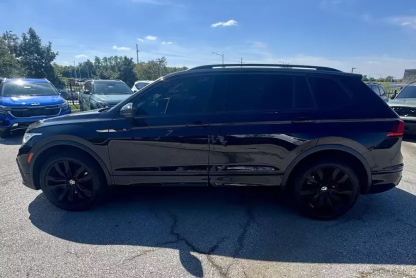 2022 Volkswagen Tiguan SE R-Line Black photo 1