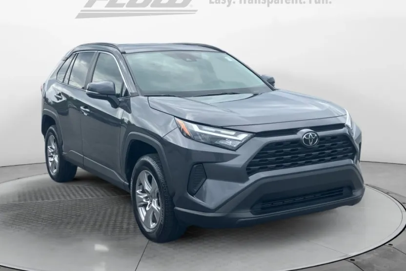 2022 Toyota RAV4 XLE photo 1