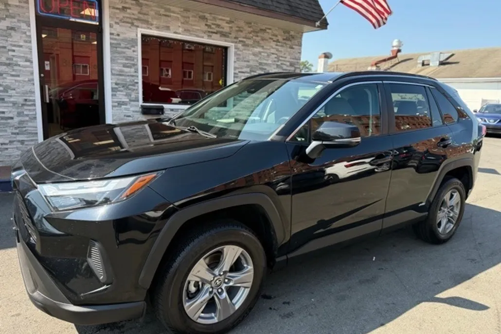 2022 Toyota RAV4 Hybrid XLE photo 1