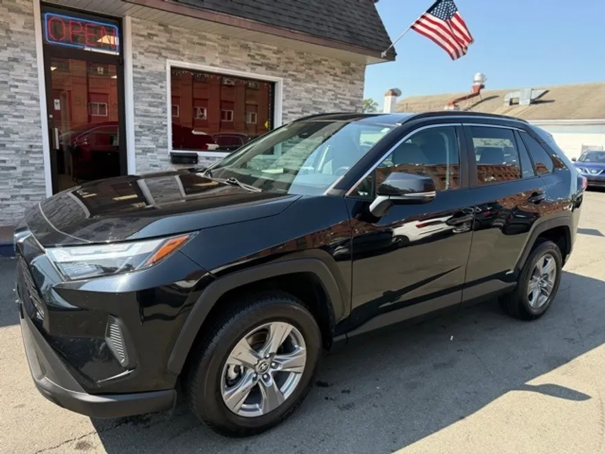 2022 Toyota RAV4 Hybrid XLE photo 1