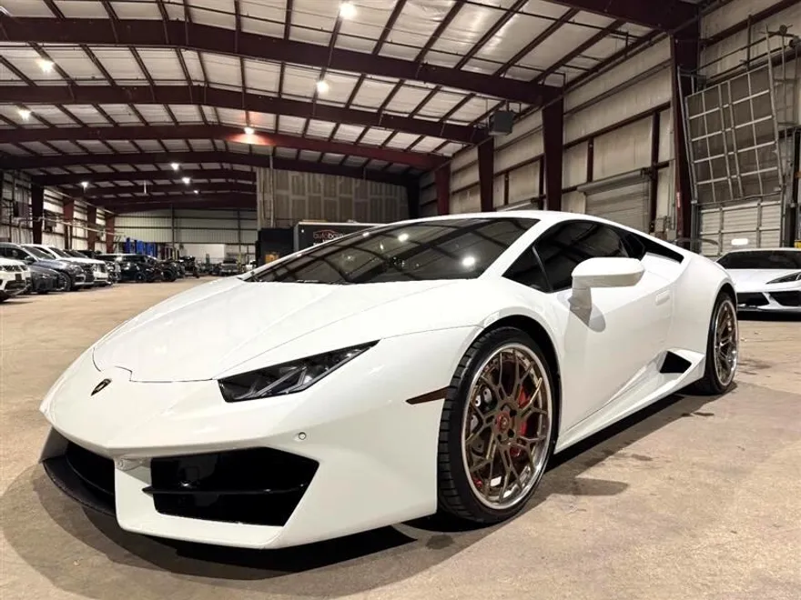 2016 Lamborghini Huracan Coupe photo 11