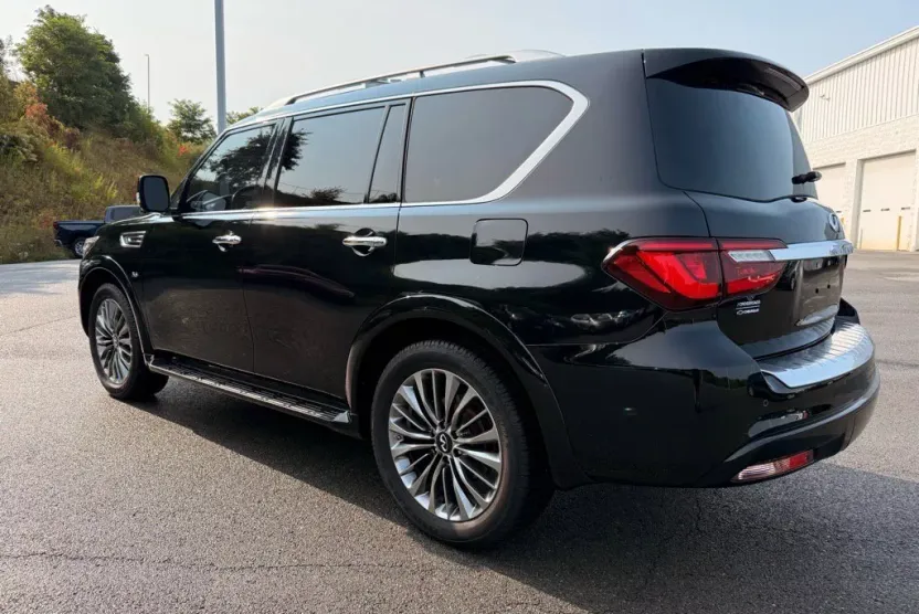 2019 Infiniti QX80 Luxe photo 1