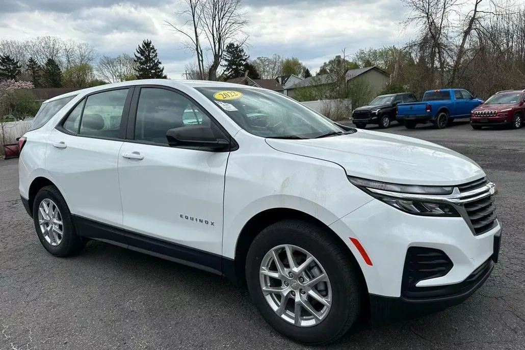 2022 Chevrolet Equinox LS photo 1