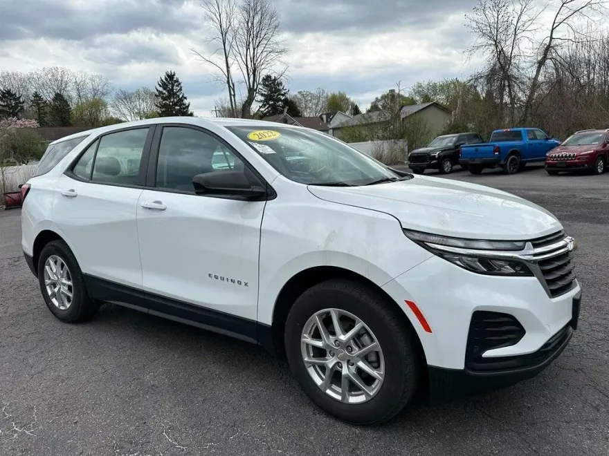 2022 Chevrolet Equinox LS photo 1