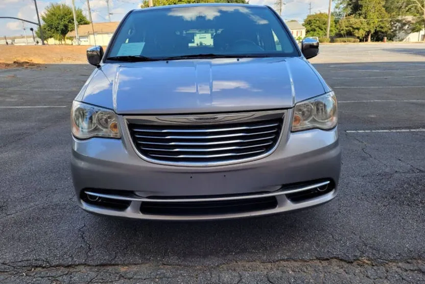 2014 Chrysler Town & Country photo 1