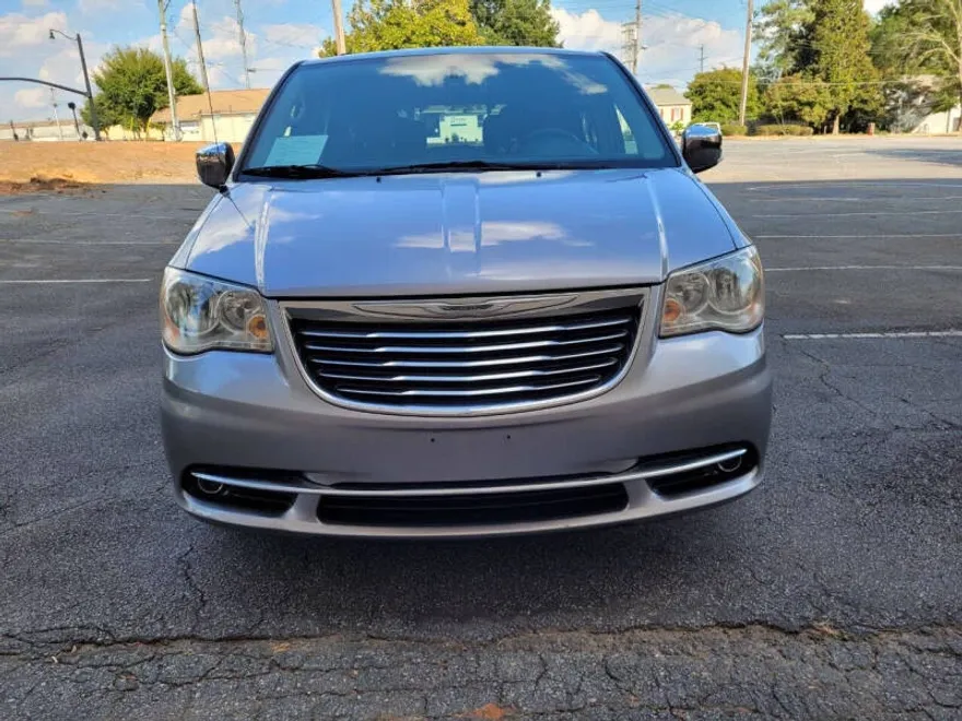 2014 Chrysler Town & Country photo 1