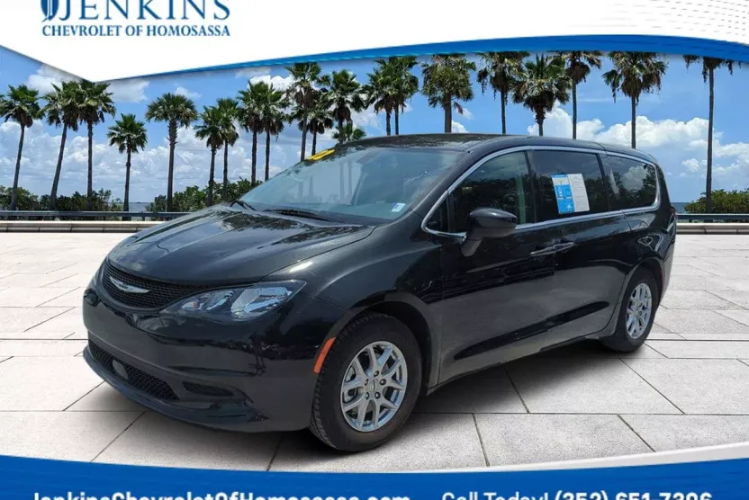 2022 Chrysler Voyager LX photo 1