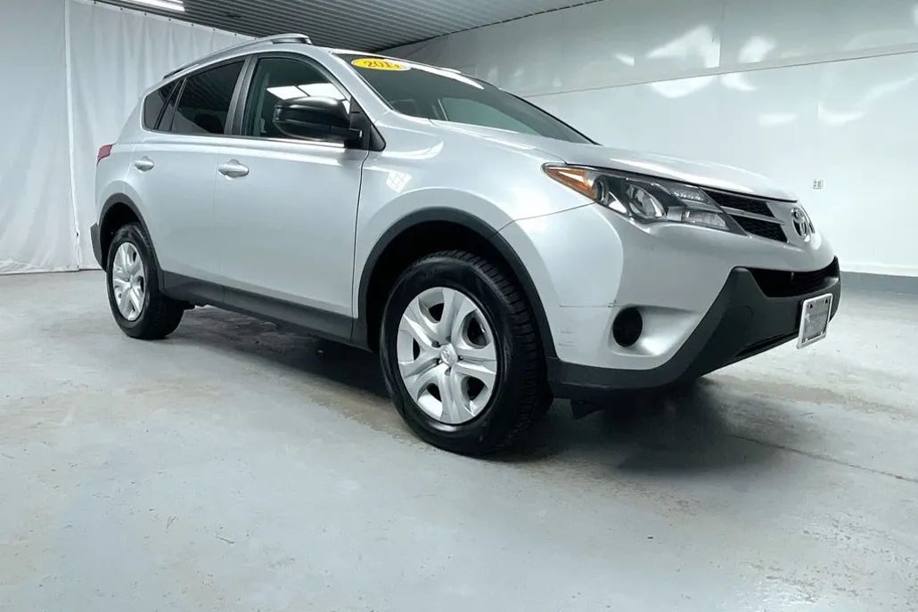 2014 Toyota RAV4 LE photo 1