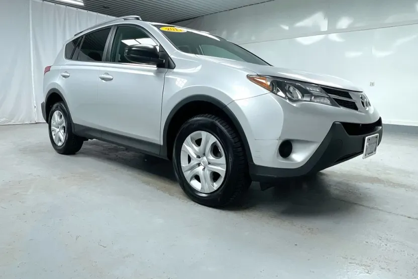 2014 Toyota RAV4 LE photo 1