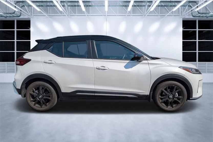 2023 Nissan Kicks SR photo 1