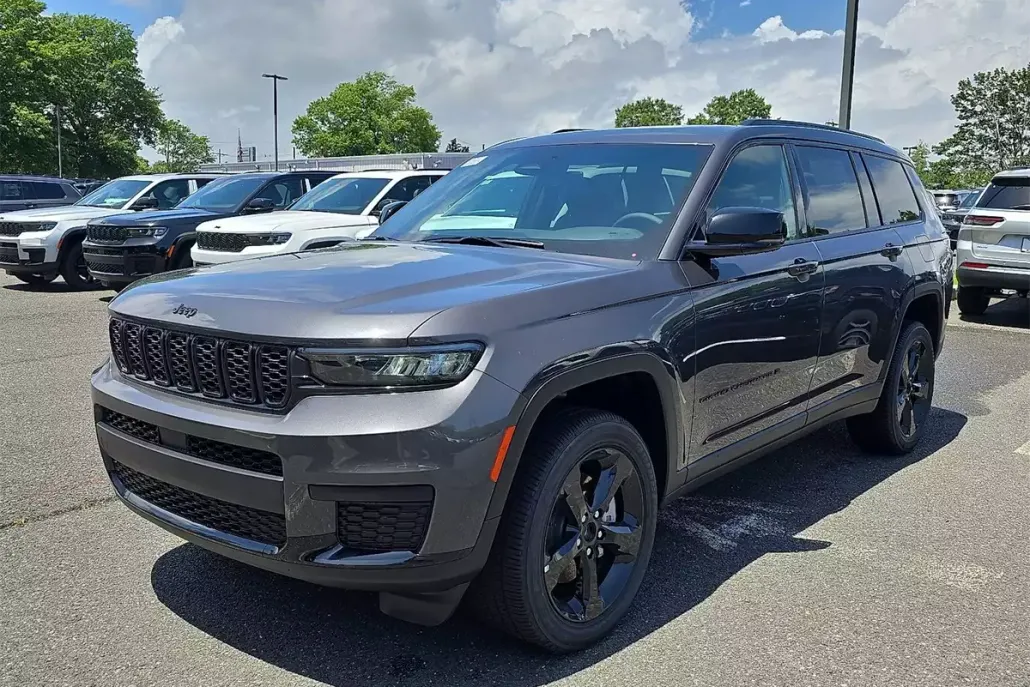 2025 Jeep Grand Cherokee Altitude photo 1