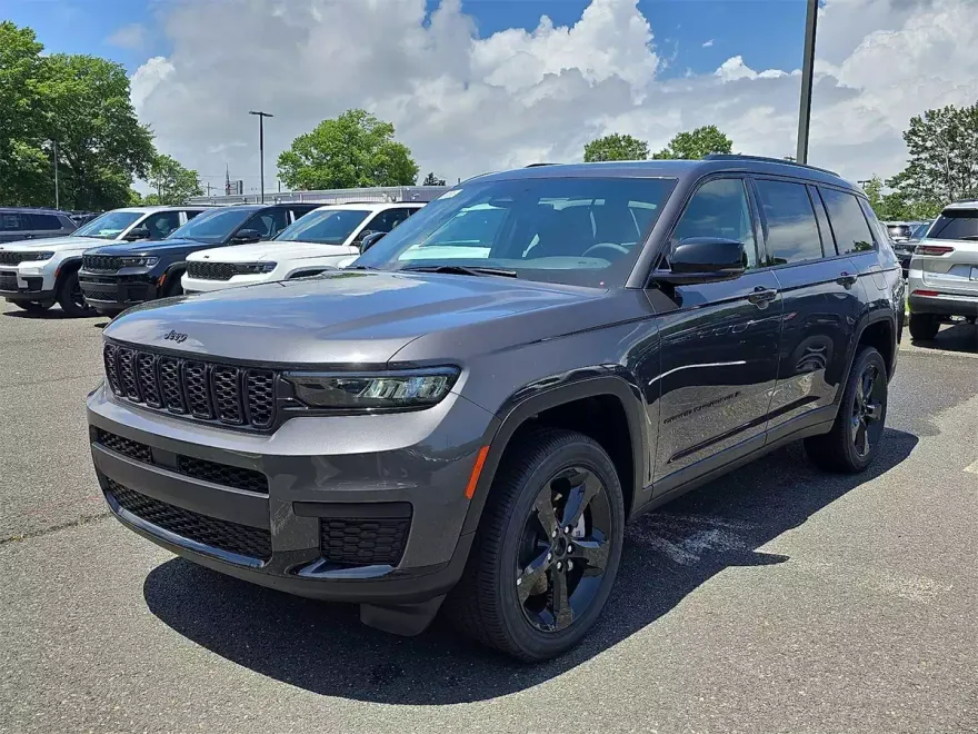 2025 Jeep Grand Cherokee Altitude photo 1