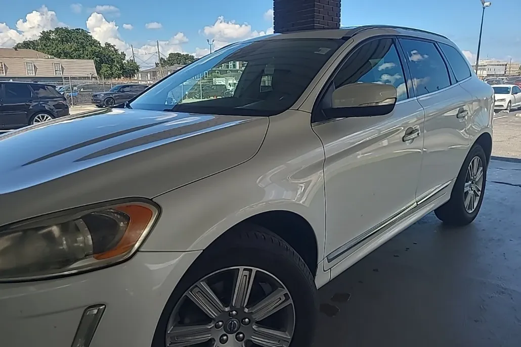 2017 Volvo XC60 T5 Inscription photo 1