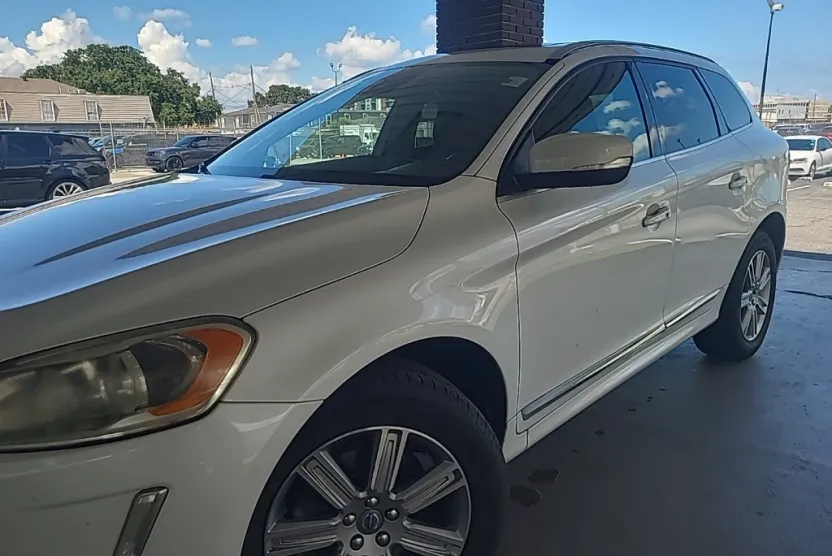 2017 Volvo XC60 T5 Inscription photo 1