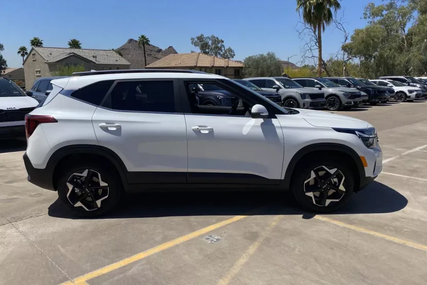 2025 Kia Seltos EX photo 1
