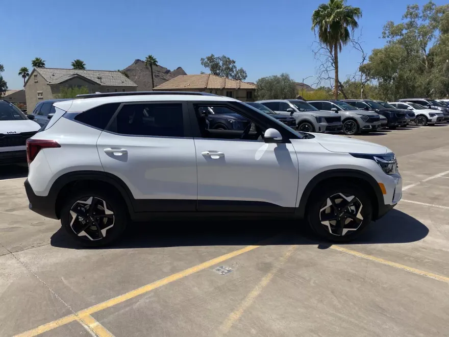 2025 Kia Seltos EX photo 1