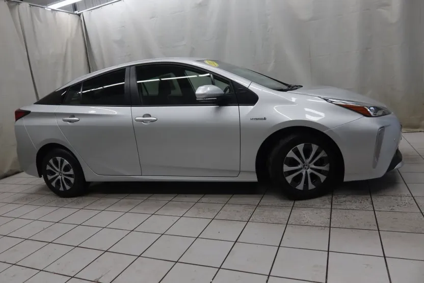 2021 Toyota Prius LE photo 1