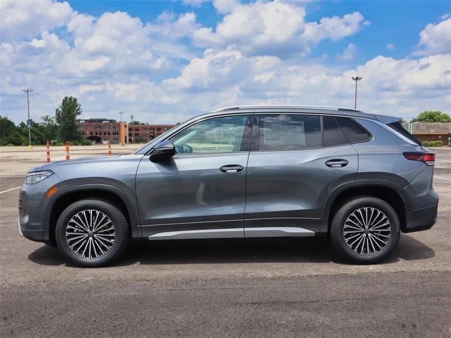 2025 Volkswagen Tiguan S photo 1