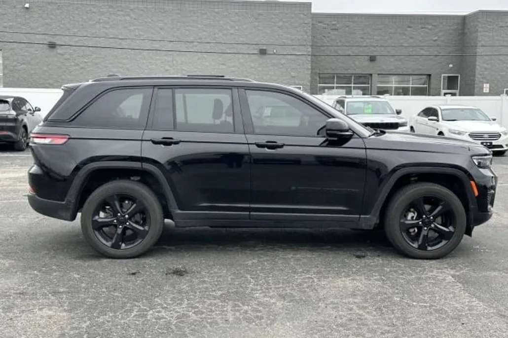 2023 Jeep Grand Cherokee Laredo photo 1