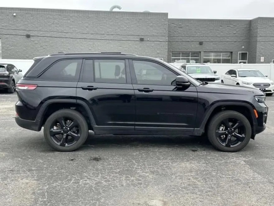 2023 Jeep Grand Cherokee Laredo photo 1