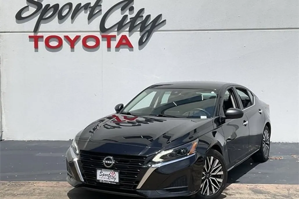 2024 Nissan Altima 2.5 SV photo 1