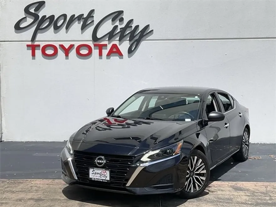 2024 Nissan Altima 2.5 SV photo 1