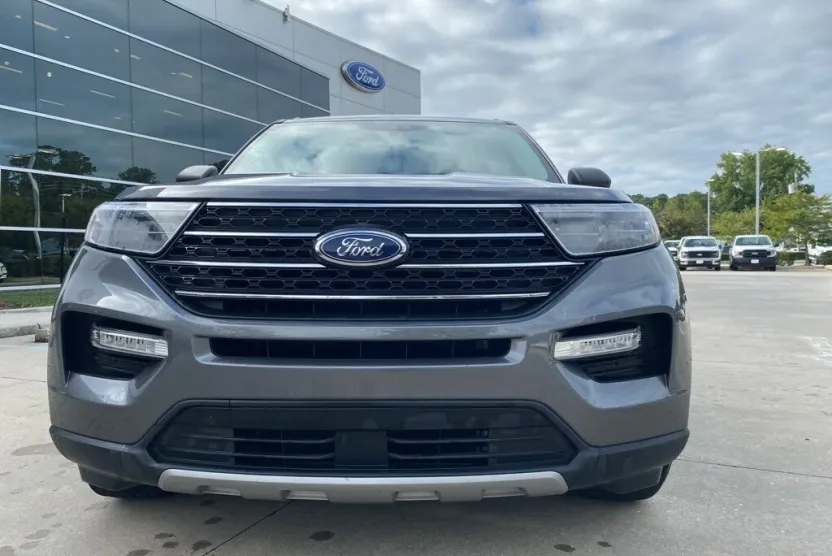 2023 Ford Explorer XLT photo 1