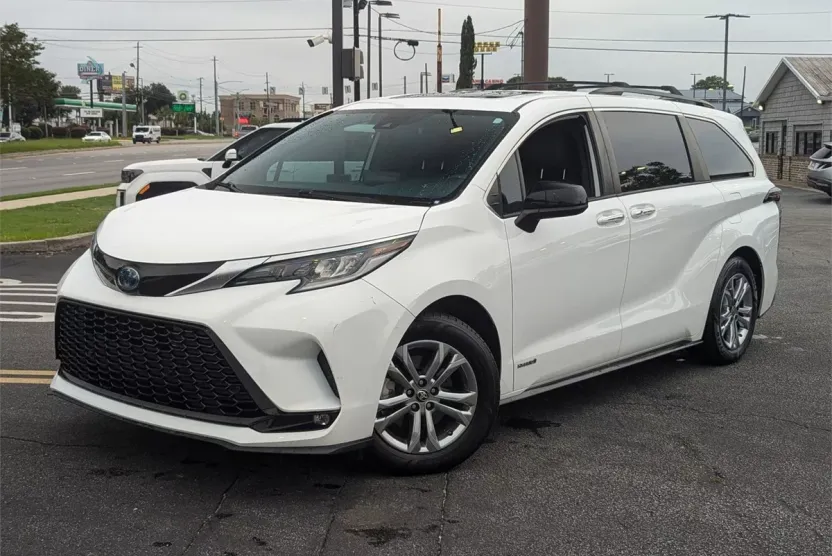 2021 Toyota Sienna XSE photo 1