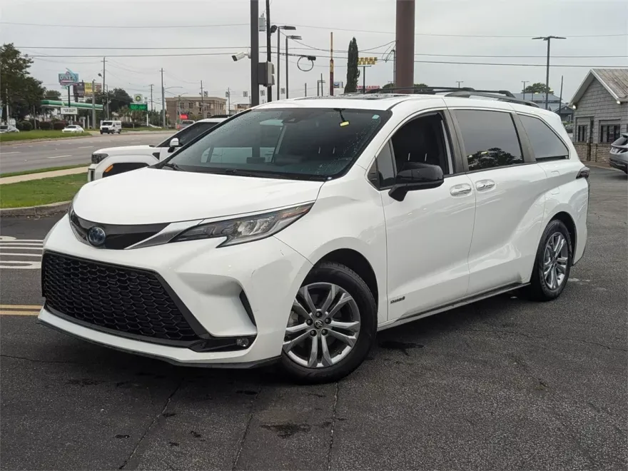 2021 Toyota Sienna XSE photo 1