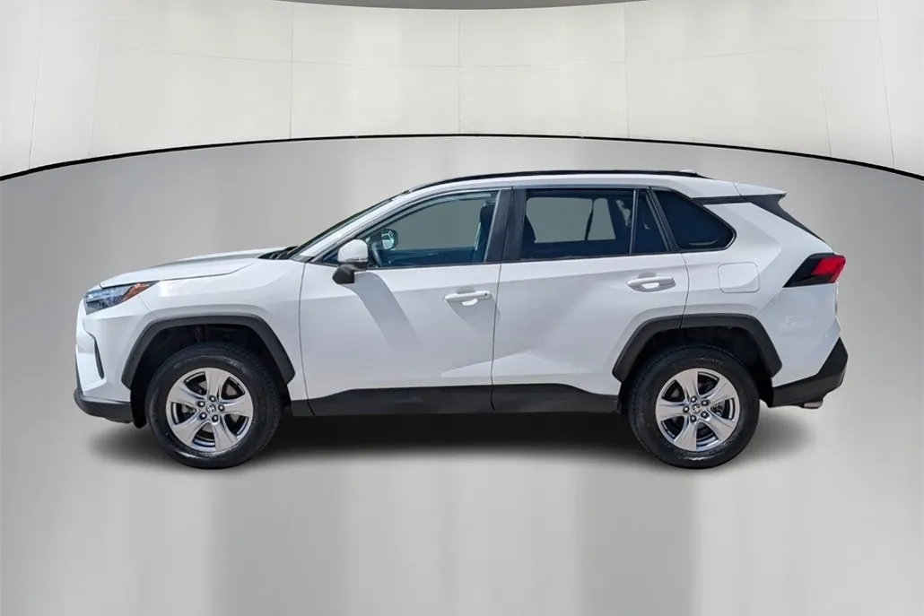 2023 Toyota RAV4 XLE photo 1