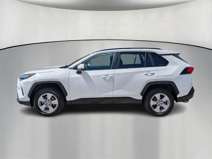 2023 Toyota RAV4 XLE photo 1