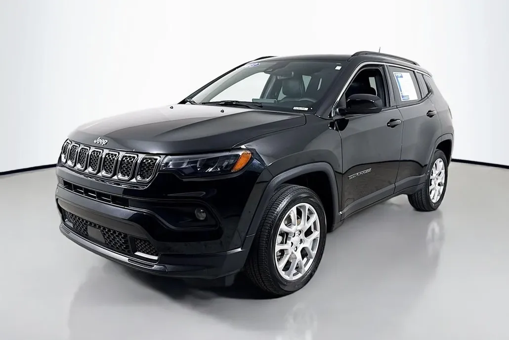 2023 Jeep Compass Latitude Lux photo 1