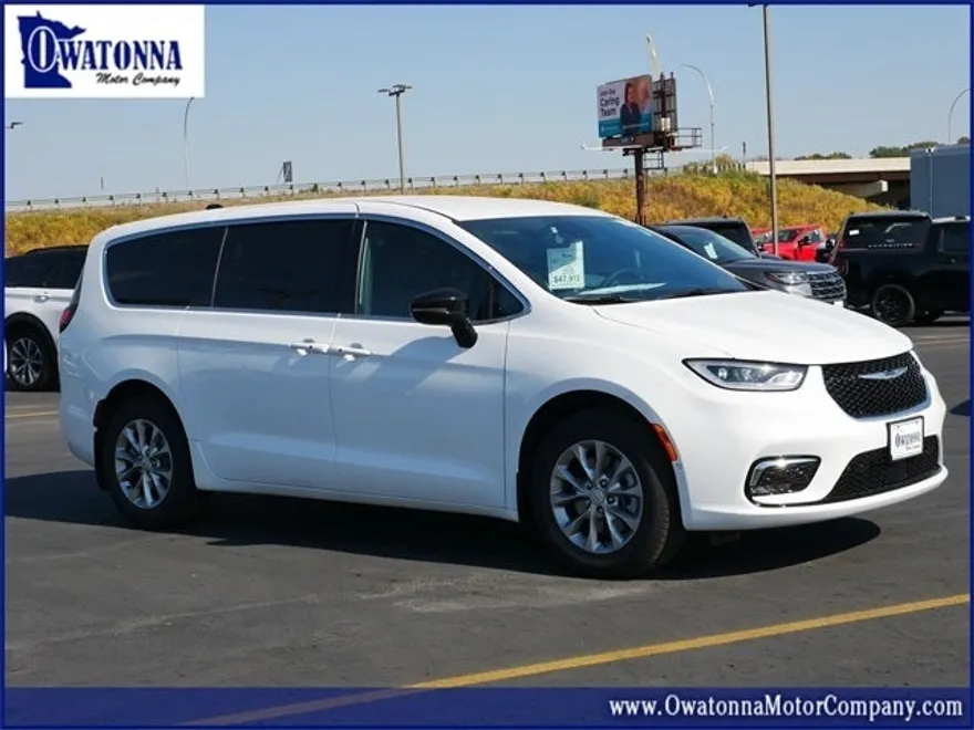 2026 Chrysler Pacifica photo 1