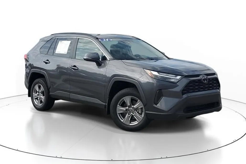 2024 Toyota RAV4 XLE photo 1