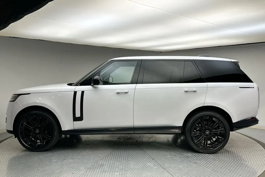 2025 Land Rover Range Rover SE photo 1