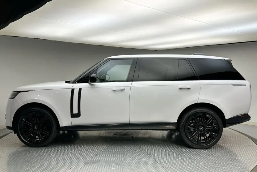 2025 Land Rover Range Rover SE photo 1