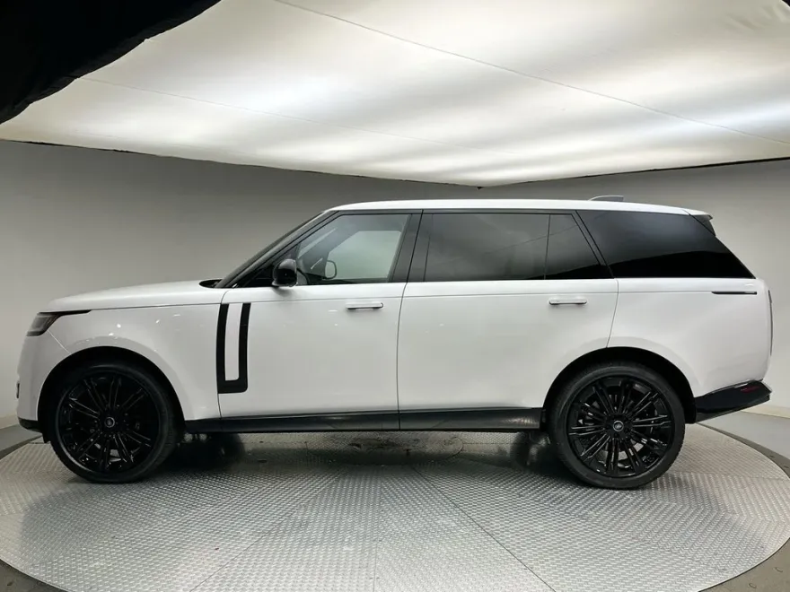 2025 Land Rover Range Rover SE photo 1