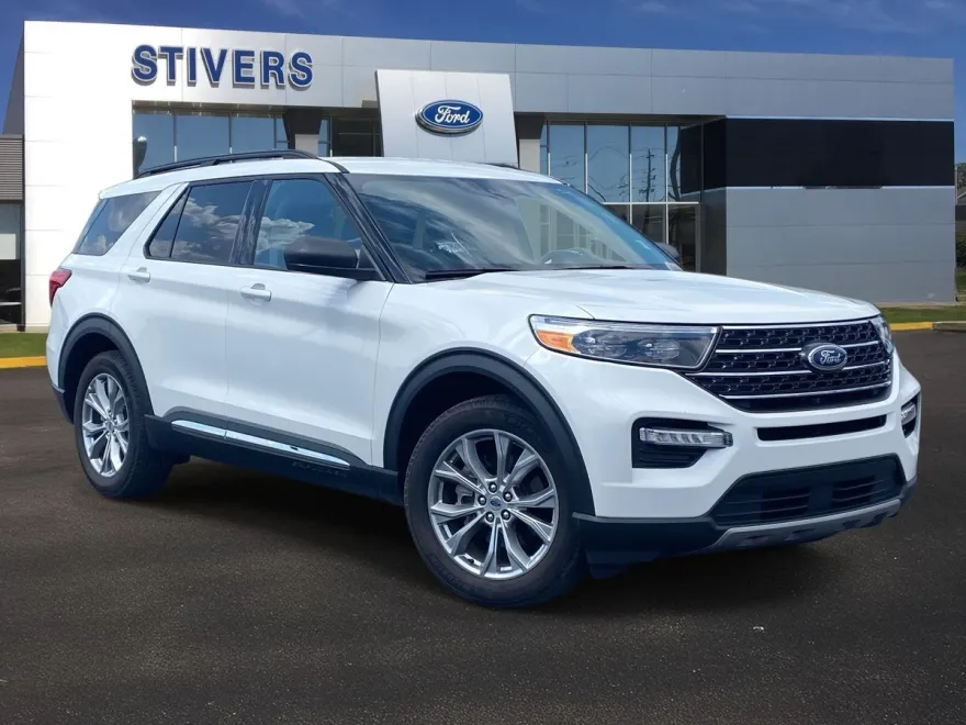 2023 Ford Explorer XLT photo 1