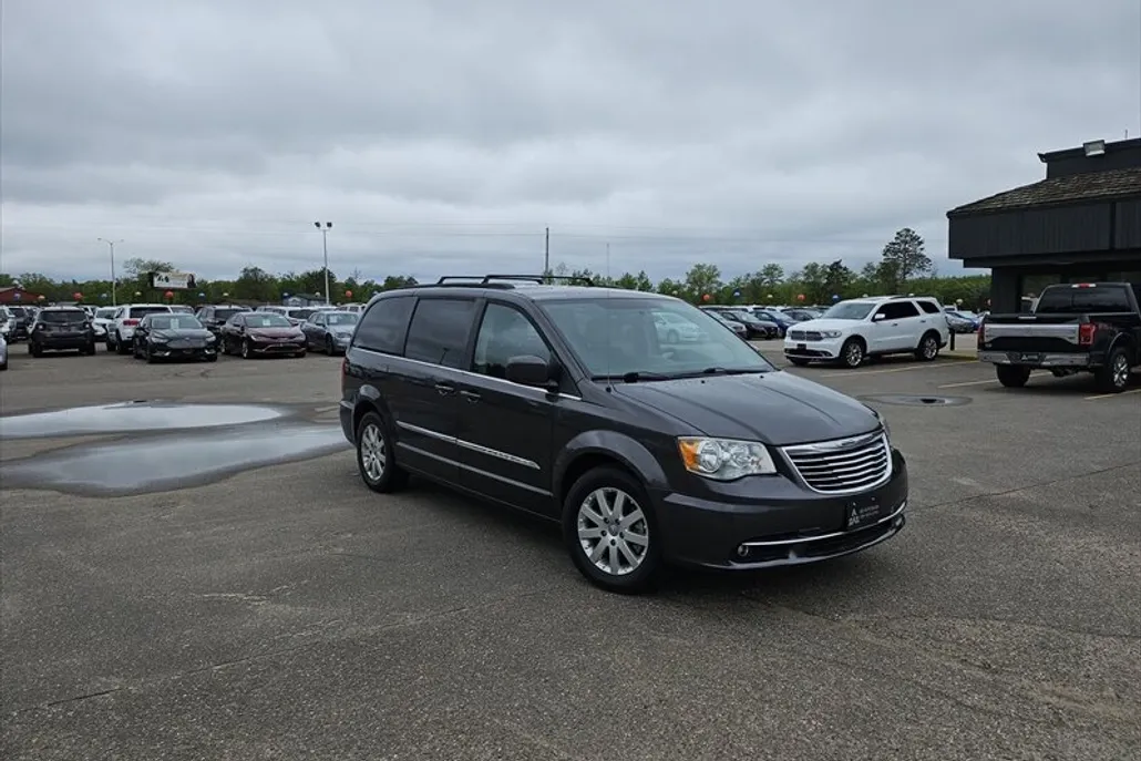 2016 Chrysler Town & Country Touring photo 1