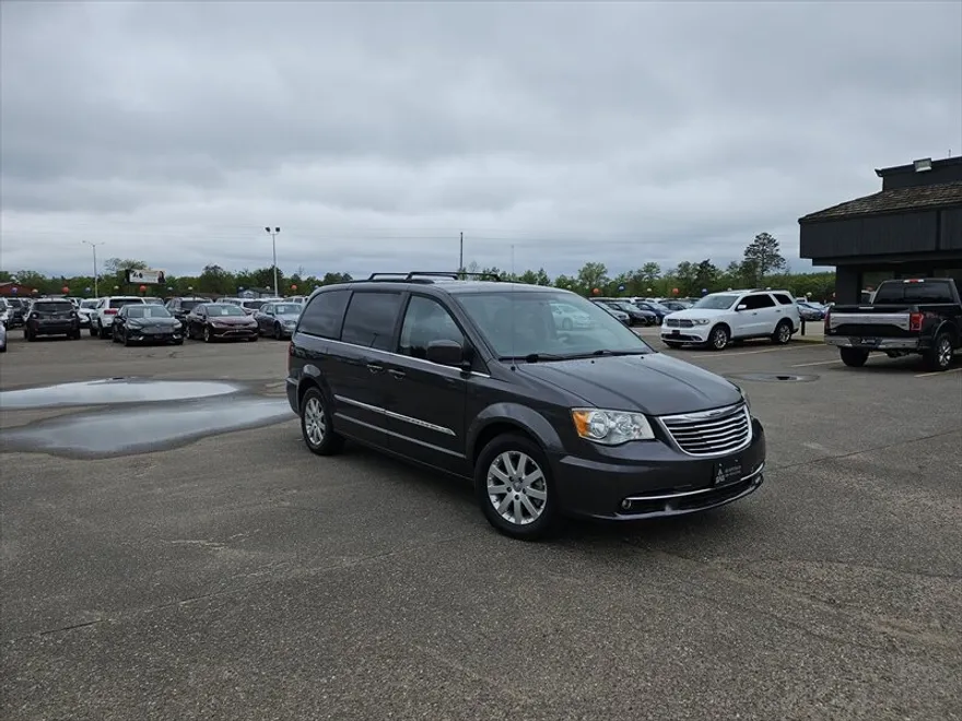2016 Chrysler Town & Country Touring photo 1