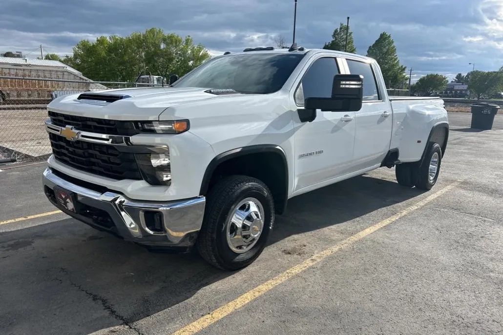 2024 Chevrolet Silverado LT photo 1