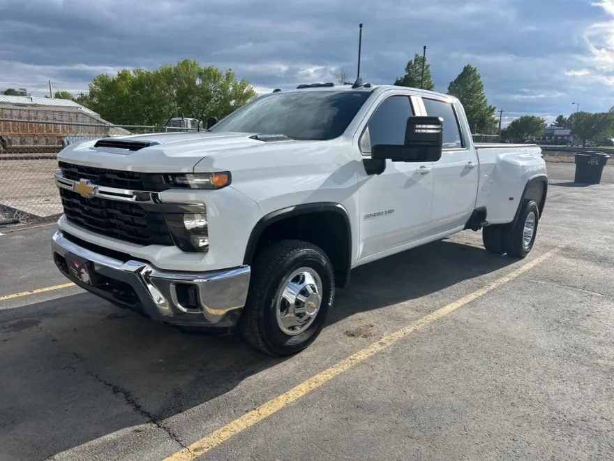 2024 Chevrolet Silverado LT photo 1