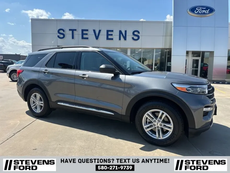 2023 Ford Explorer XLT photo 1