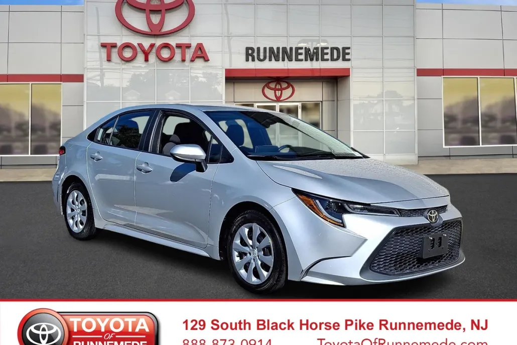 2020 Toyota Corolla LE photo 1
