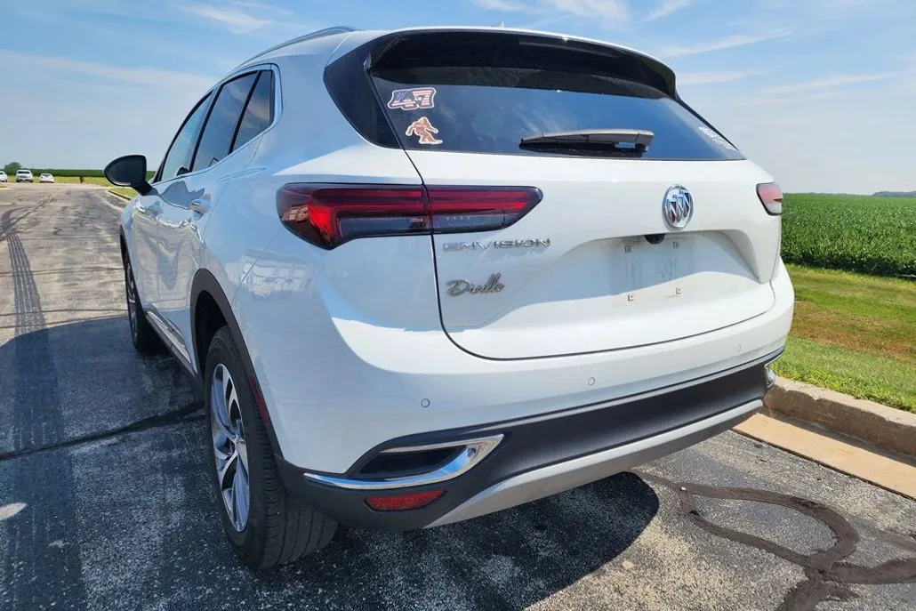 2022 Buick Envision Essence photo 1
