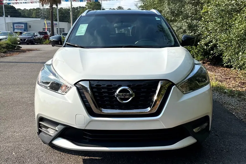 2019 Nissan Kicks SR photo 1