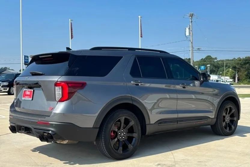 2021 Ford Explorer ST photo 1